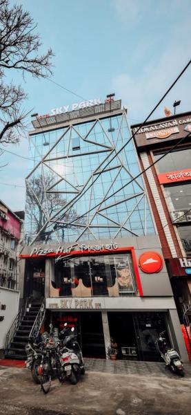 HOTEL SKY PARK INN- 2 Mins to Tenjing Norgey Bus Stand, And 5 Mins to Siliguri Station